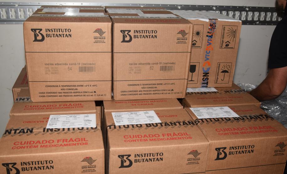 Mais 187 mil doses chegaram ao Paraná neste sábado