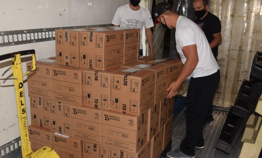 Mais 187 mil doses chegaram ao Paraná neste sábado