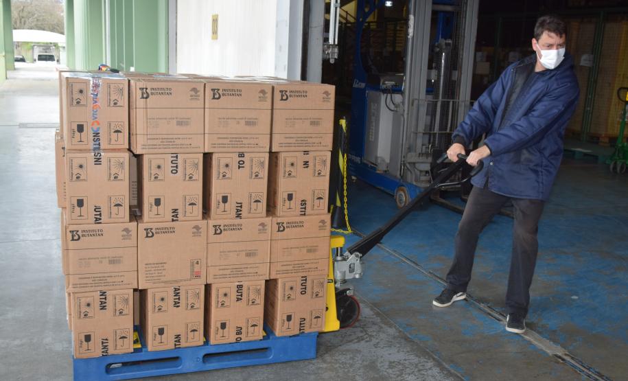 Mais 187 mil doses chegaram ao Paraná neste sábado