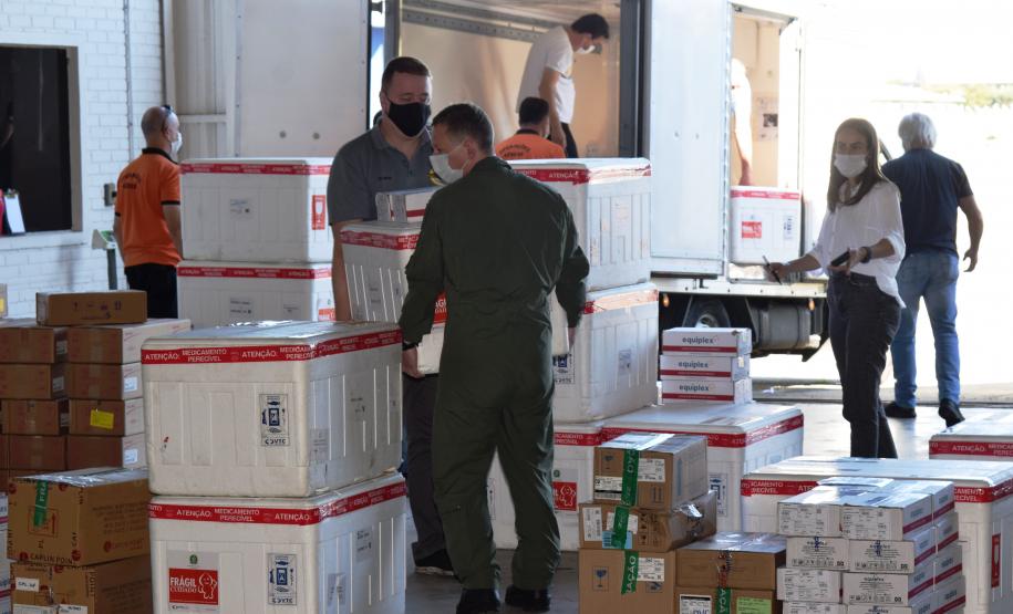 Saúde inicia distribuição de mais 376 mil vacinas contra a Covid-19 e medicamentos de intubação