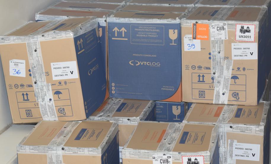 Paraná recebe mais 303 mil vacinas contra a Covid-19 para primeira dose