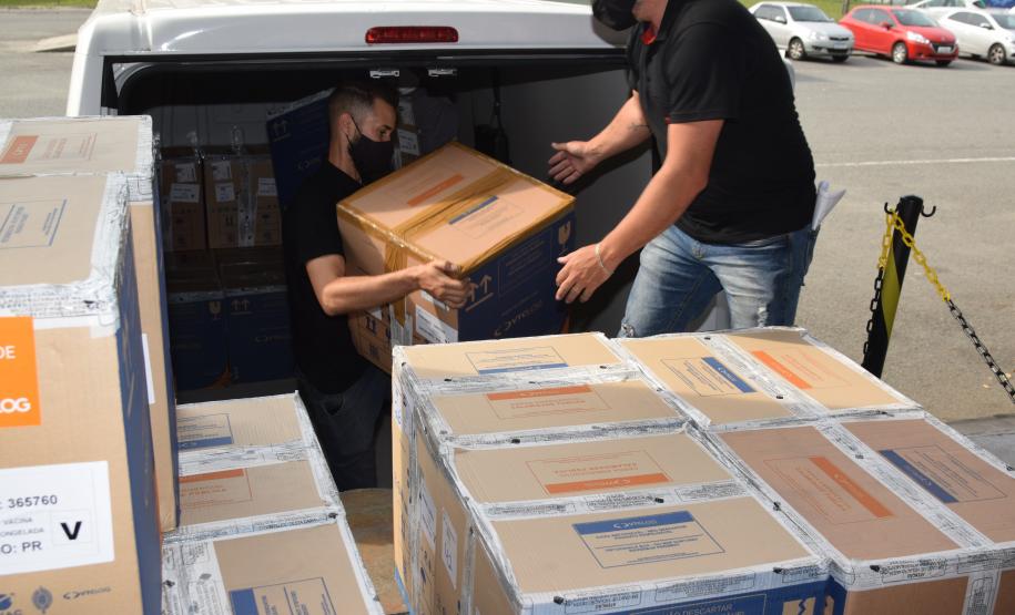 Paraná recebe mais 303 mil vacinas contra a Covid-19 para primeira dose