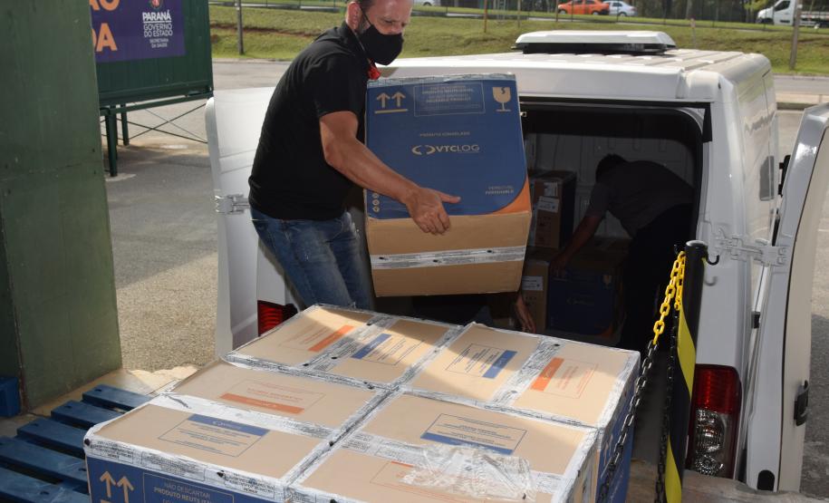 Paraná recebe mais 303 mil vacinas contra a Covid-19 para primeira dose