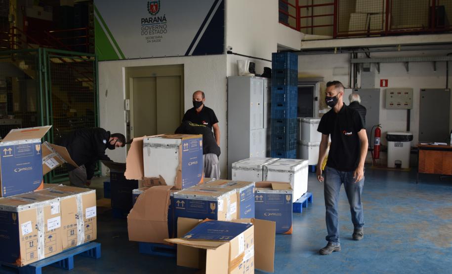 Paraná recebe mais 303 mil vacinas contra a Covid-19 para primeira dose