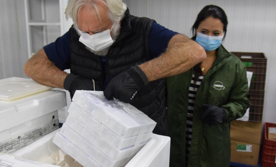 Paraná recebe mais 303 mil vacinas contra a Covid-19 para primeira dose