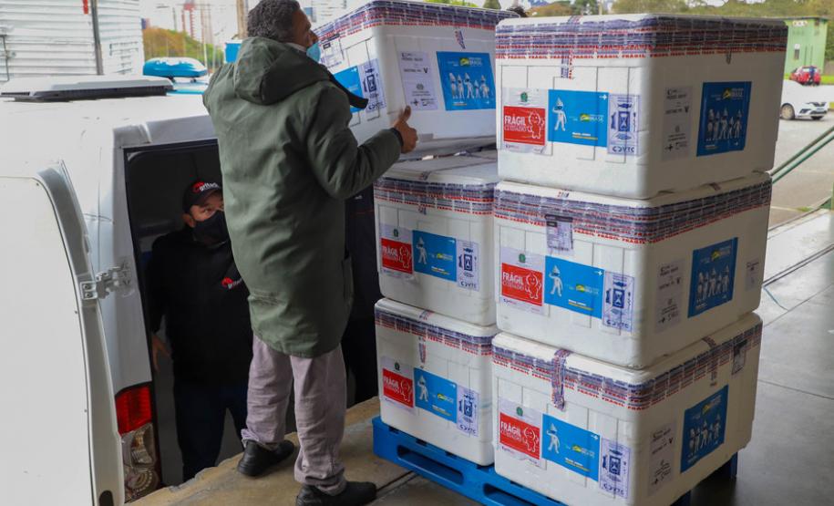 Imunizantes que chegaram nesta quinta ao Paraná serão usados para completar esquema vacinal