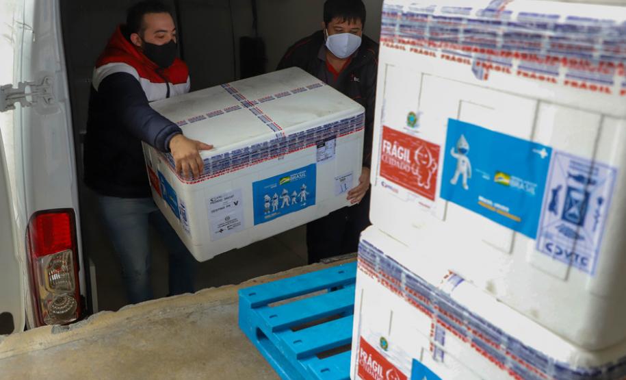 Imunizantes que chegaram nesta quinta ao Paraná serão usados para completar esquema vacinal