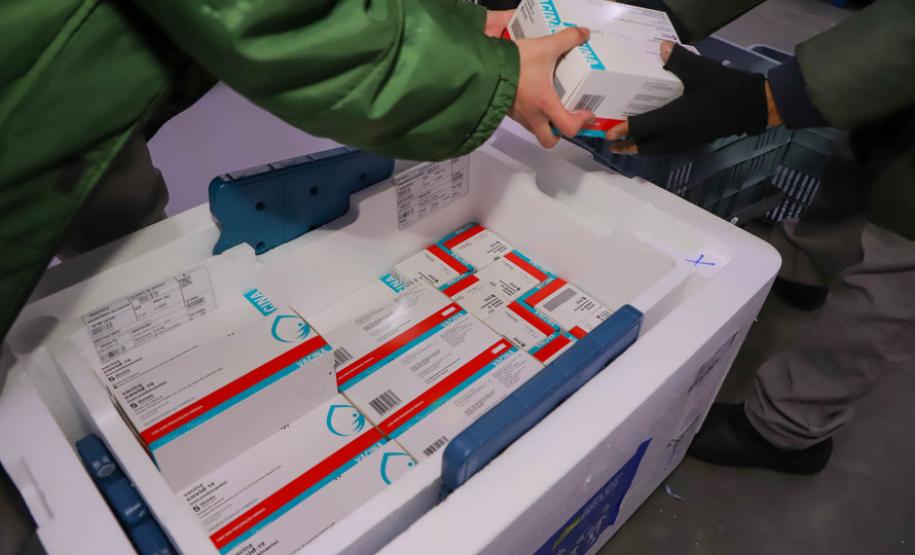 Imunizantes que chegaram nesta quinta ao Paraná serão usados para completar esquema vacinal