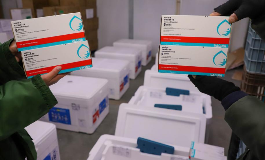 Imunizantes que chegaram nesta quinta ao Paraná serão usados para completar esquema vacinal