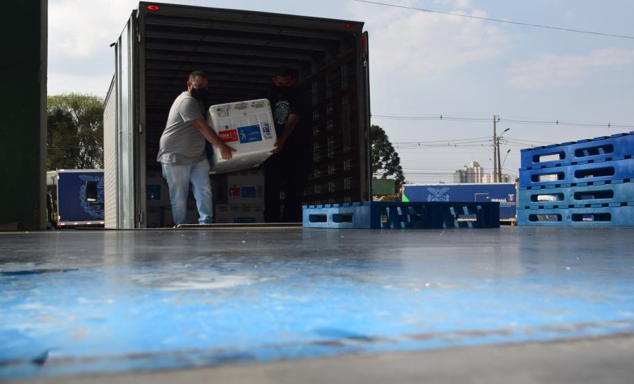 Paraná recebe mais 363 doses da vacina contra a Covid-19 neste sábado (18)