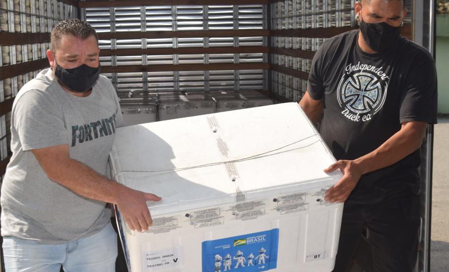 Paraná recebe mais 363 doses da vacina contra a Covid-19 neste sábado (18)