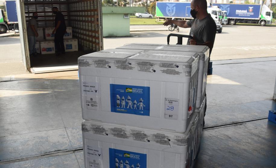 Paraná recebe mais 363 doses da vacina contra a Covid-19 neste sábado (18)