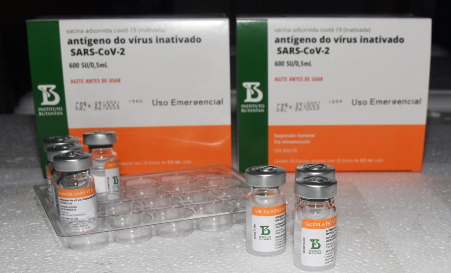 Paraná recebe mais 363 doses da vacina contra a Covid-19 neste sábado (18)