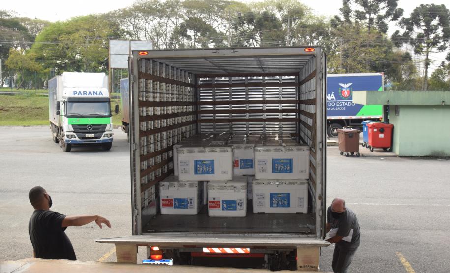 Paraná recebe mais 363 doses da vacina contra a Covid-19 neste sábado (18)