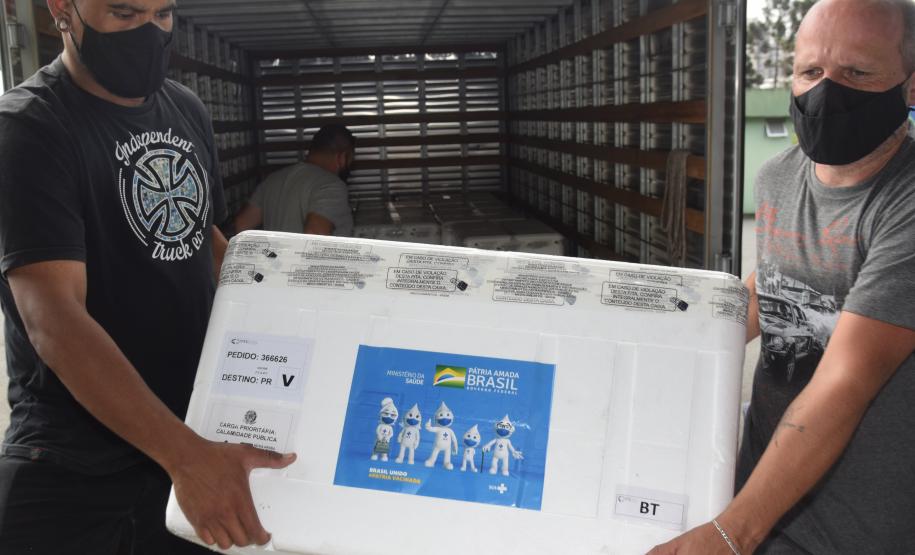 Paraná recebe mais 363 doses da vacina contra a Covid-19 neste sábado (18)