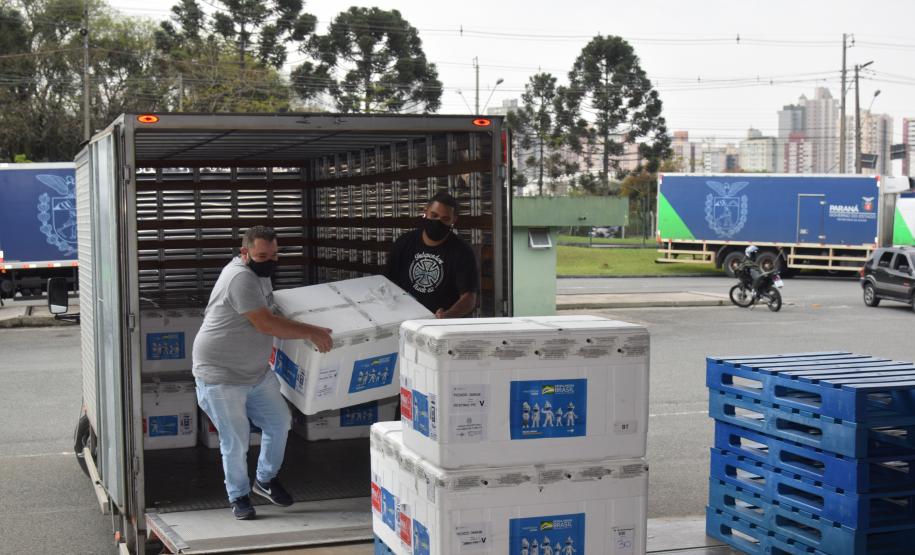 Paraná recebe mais 363 doses da vacina contra a Covid-19 neste sábado (18)