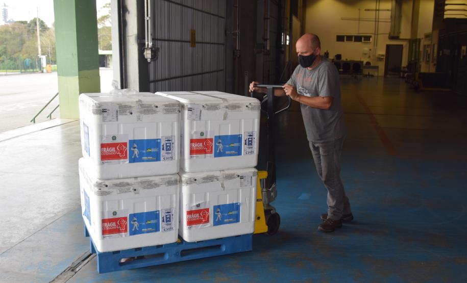 Paraná recebe mais 363 doses da vacina contra a Covid-19 neste sábado (18)