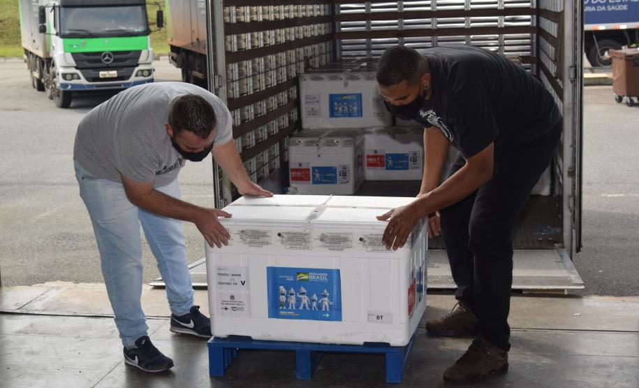 Paraná recebe mais 363 doses da vacina contra a Covid-19 neste sábado (18)