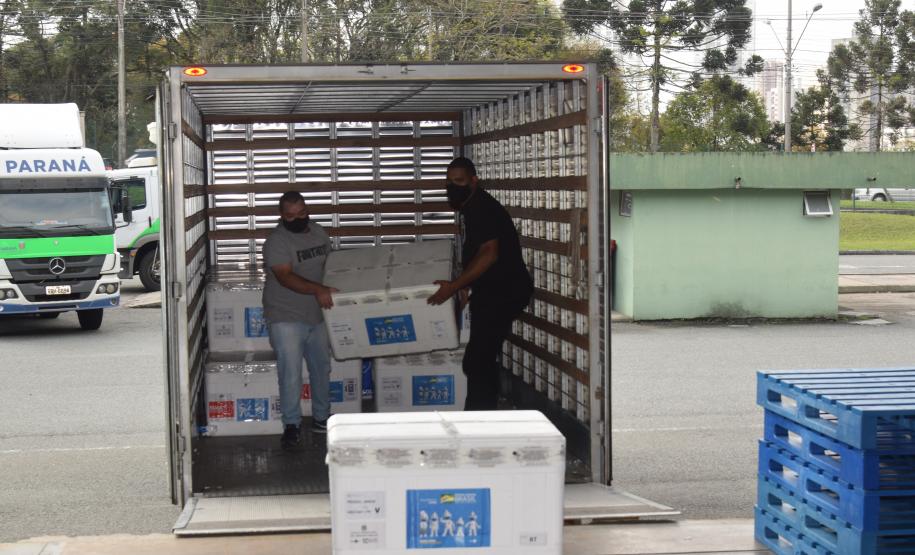 Paraná recebe mais 363 doses da vacina contra a Covid-19 neste sábado (18)
