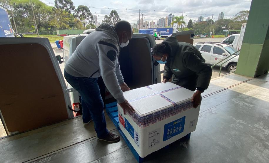 Paraná recebe 55,2 mil vacinas contra a Covid-19 para segunda dose; 229,3 mil chegam à noite