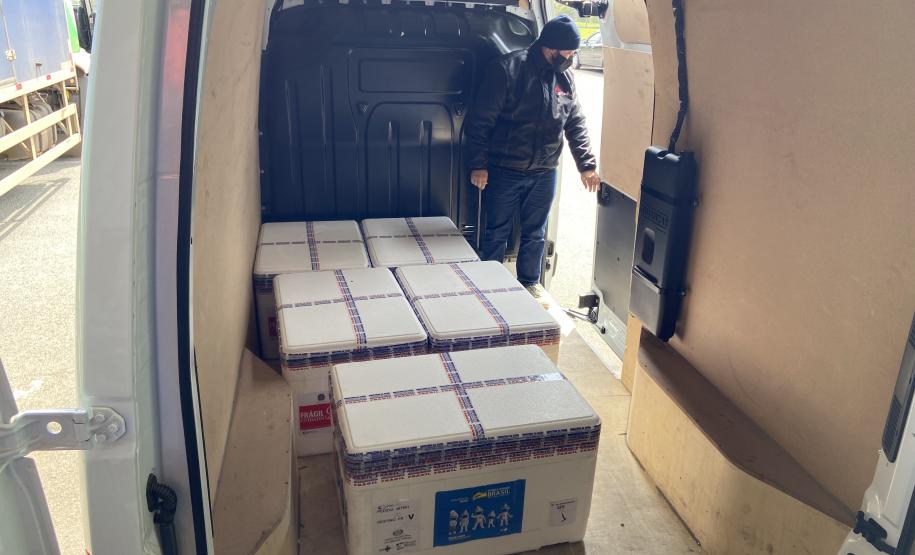 Paraná recebe 55,2 mil vacinas contra a Covid-19 para segunda dose; 229,3 mil chegam à noite