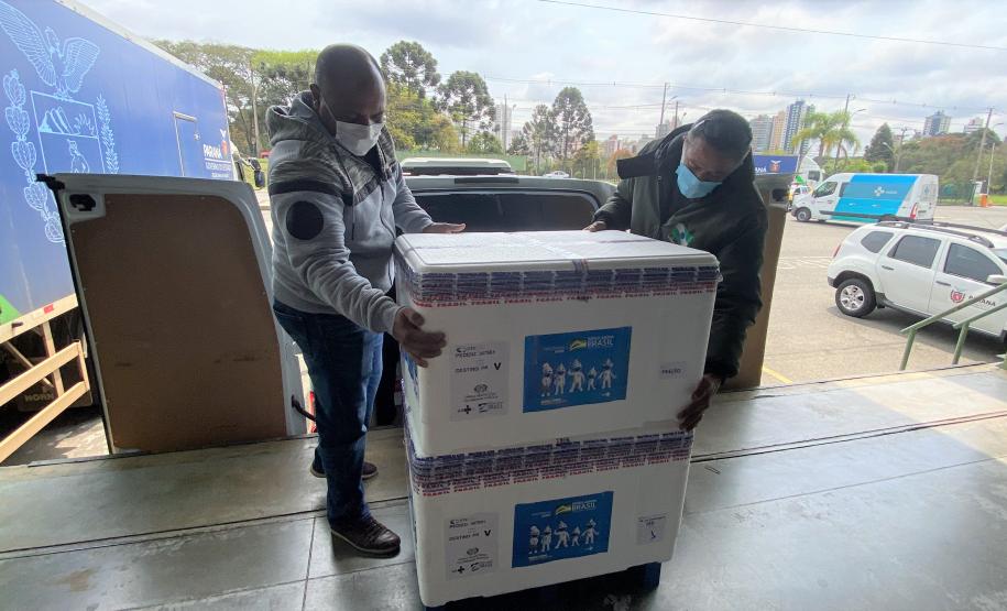 Paraná recebe 55,2 mil vacinas contra a Covid-19 para segunda dose; 229,3 mil chegam à noite