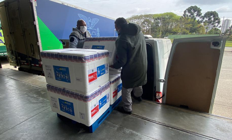 Paraná recebe 55,2 mil vacinas contra a Covid-19 para segunda dose; 229,3 mil chegam à noite
