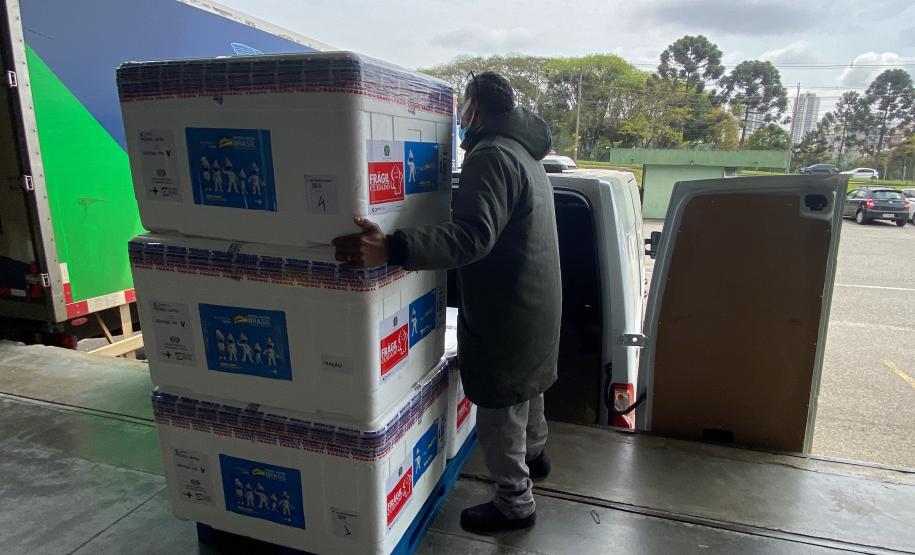 Paraná recebe 55,2 mil vacinas contra a Covid-19 para segunda dose; 229,3 mil chegam à noite