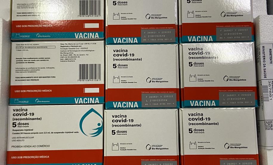 Paraná recebe 55,2 mil vacinas contra a Covid-19 para segunda dose; 229,3 mil chegam à noite