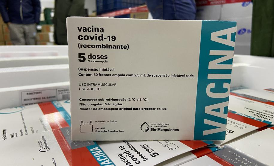 Paraná recebe 55,2 mil vacinas contra a Covid-19 para segunda dose; 229,3 mil chegam à noite
