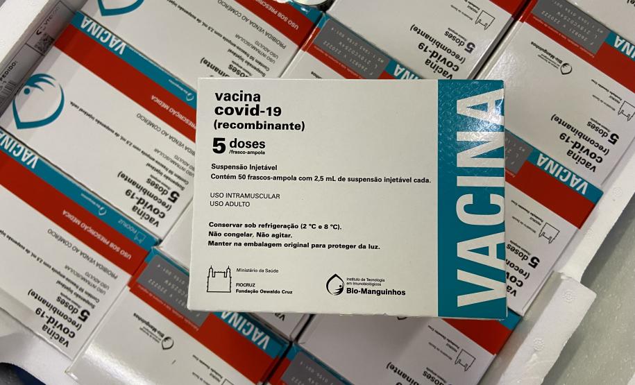 Paraná recebe 55,2 mil vacinas contra a Covid-19 para segunda dose; 229,3 mil chegam à noite