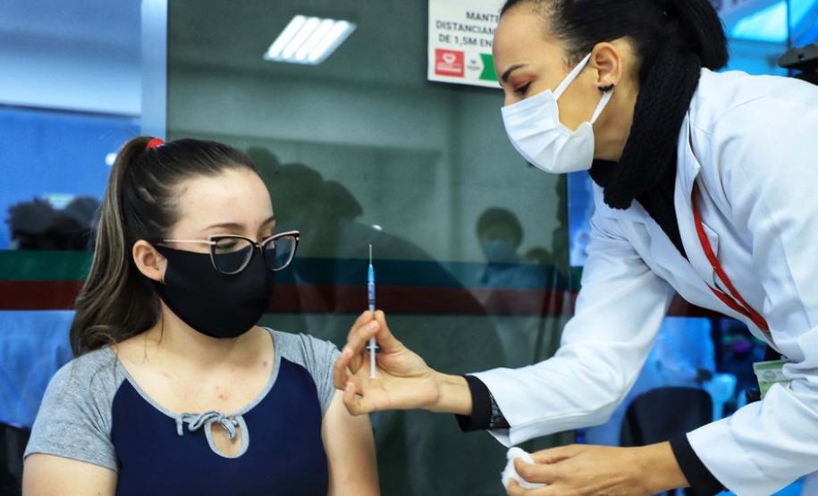 5 milhões de paranaenses estão completamente imunizados contra a Covid-19