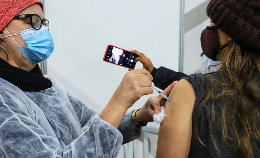 5 milhões de paranaenses estão completamente imunizados contra a Covid-19