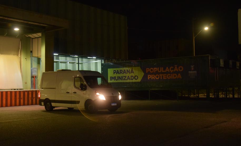 Paraná recebe novo lote de vacinas contra a Covid-19 e distribui 195,3 mil imunizantes nesta terça