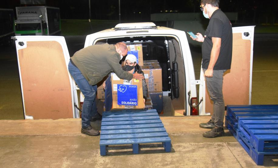 Paraná recebe novo lote de vacinas contra a Covid-19 e distribui 195,3 mil imunizantes nesta terça