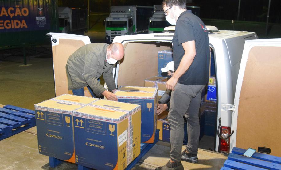Paraná recebe novo lote de vacinas contra a Covid-19 e distribui 195,3 mil imunizantes nesta terça