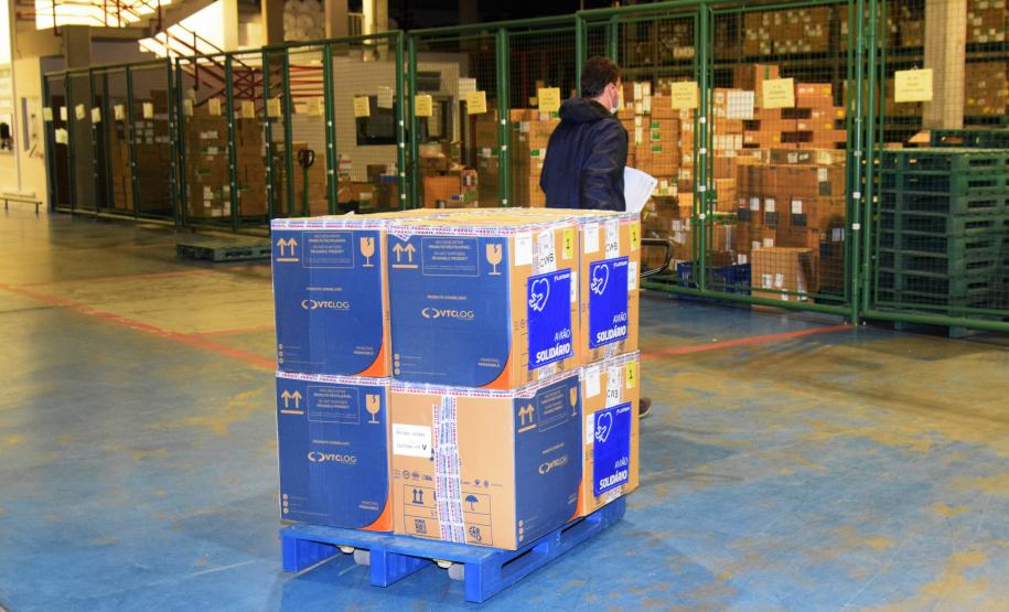 Paraná recebe novo lote de vacinas contra a Covid-19 e distribui 195,3 mil imunizantes nesta terça