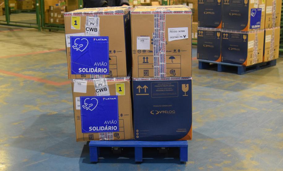 Paraná recebe novo lote de vacinas contra a Covid-19 e distribui 195,3 mil imunizantes nesta terça