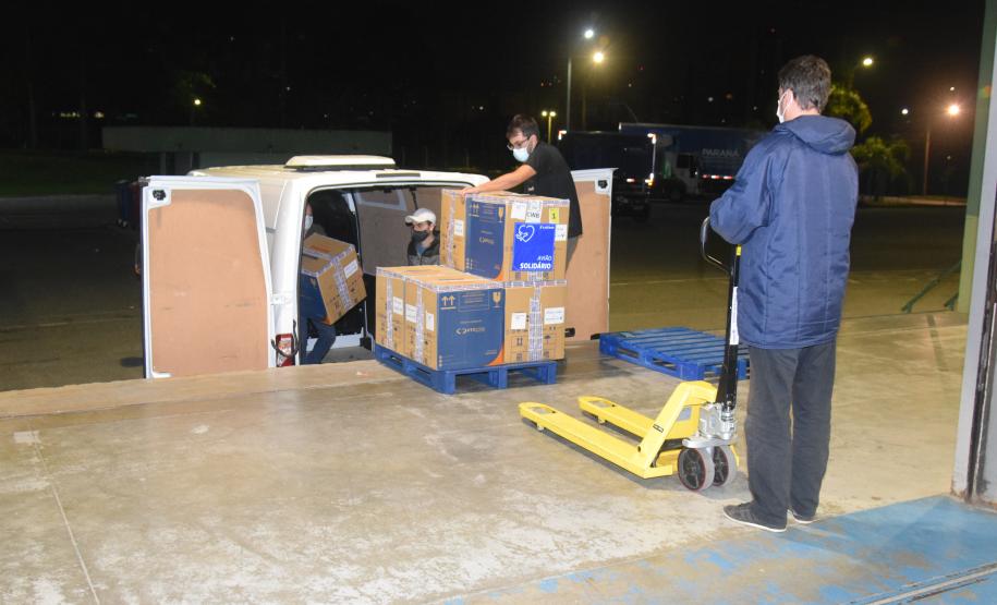 Paraná recebe novo lote de vacinas contra a Covid-19 e distribui 195,3 mil imunizantes nesta terça