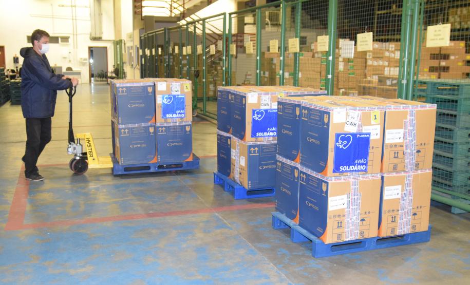 Paraná recebe novo lote de vacinas contra a Covid-19 e distribui 195,3 mil imunizantes nesta terça