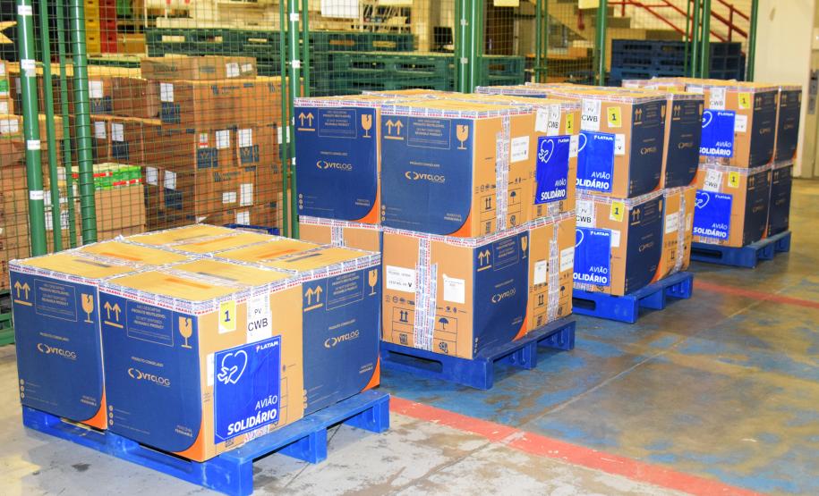 Paraná recebe novo lote de vacinas contra a Covid-19 e distribui 195,3 mil imunizantes nesta terça