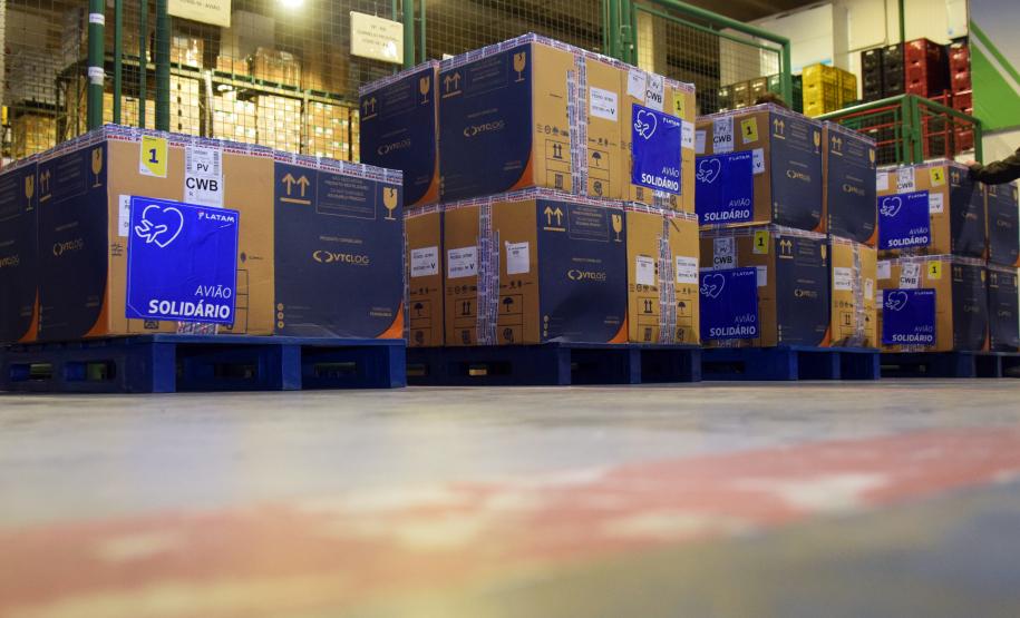 Paraná recebe novo lote de vacinas contra a Covid-19 e distribui 195,3 mil imunizantes nesta terça