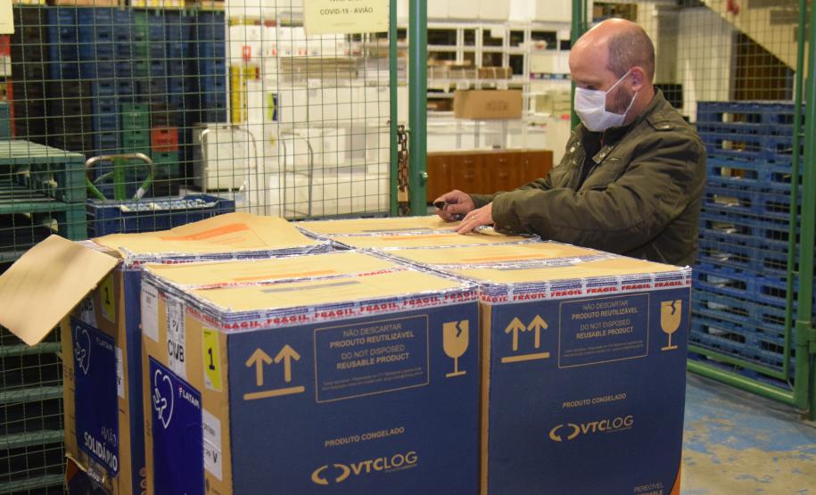 Paraná recebe novo lote de vacinas contra a Covid-19 e distribui 195,3 mil imunizantes nesta terça