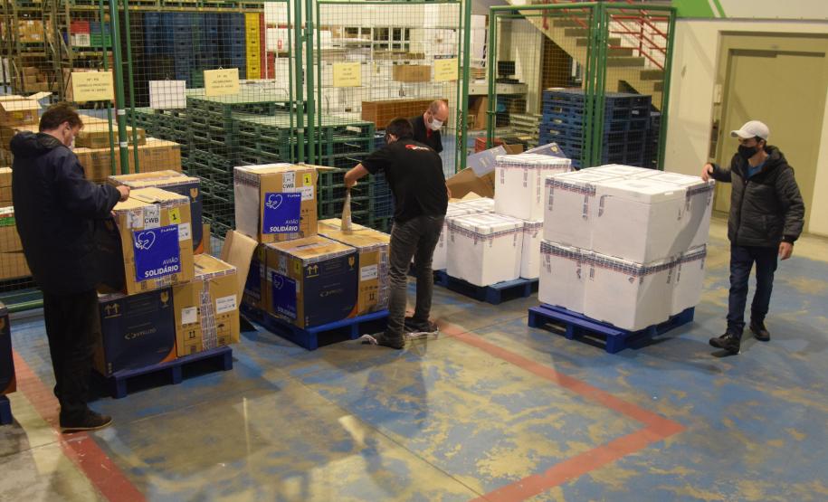 Paraná recebe novo lote de vacinas contra a Covid-19 e distribui 195,3 mil imunizantes nesta terça