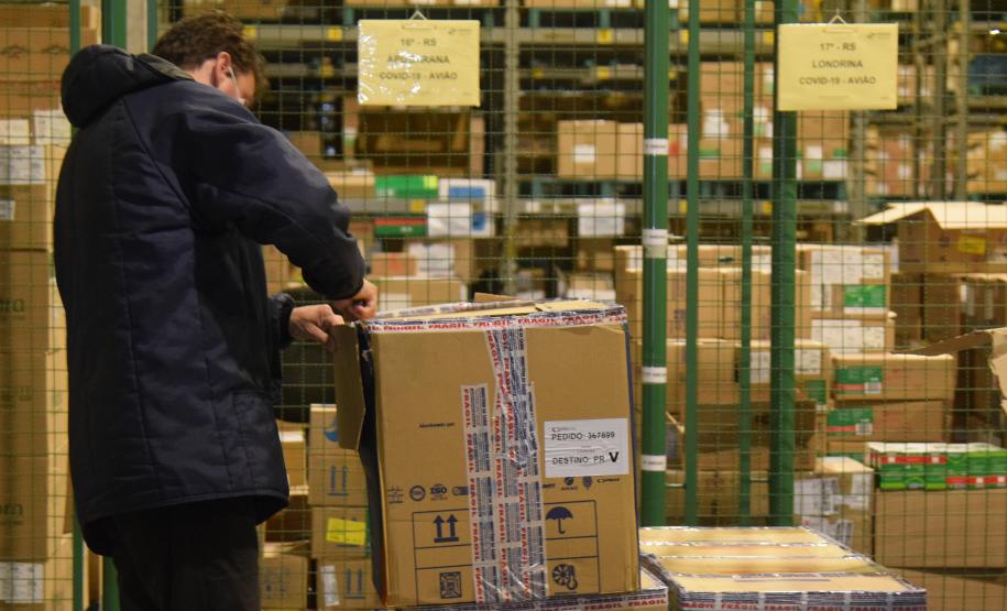 Paraná recebe novo lote de vacinas contra a Covid-19 e distribui 195,3 mil imunizantes nesta terça