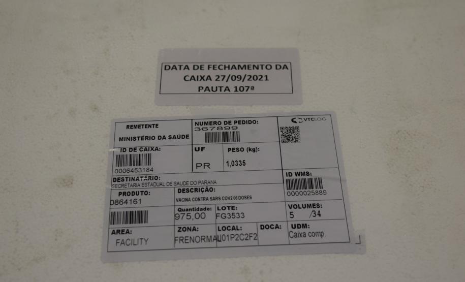 Paraná recebe novo lote de vacinas contra a Covid-19 e distribui 195,3 mil imunizantes nesta terça
