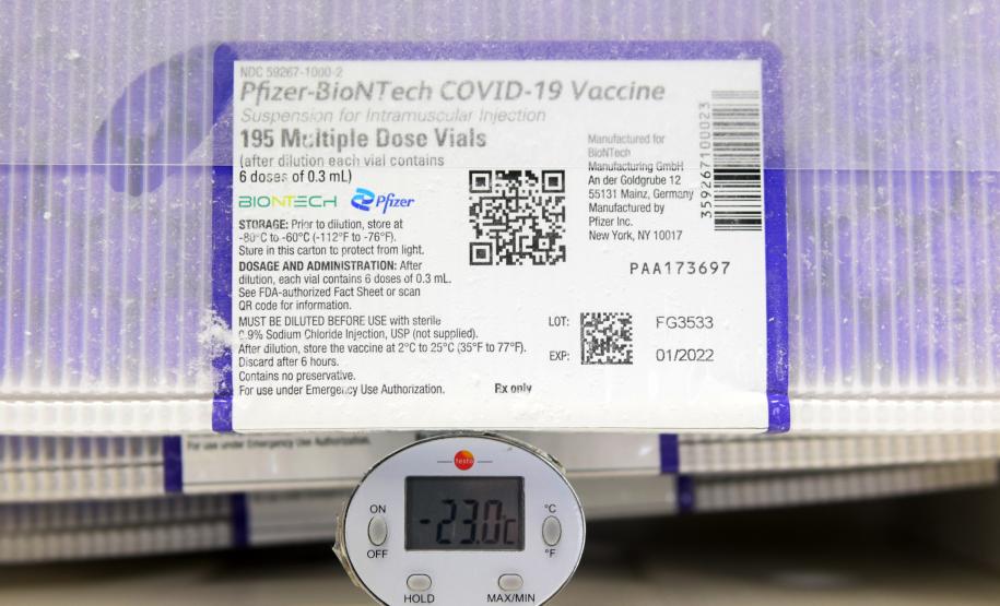 Paraná recebe novo lote de vacinas contra a Covid-19 e distribui 195,3 mil imunizantes nesta terça