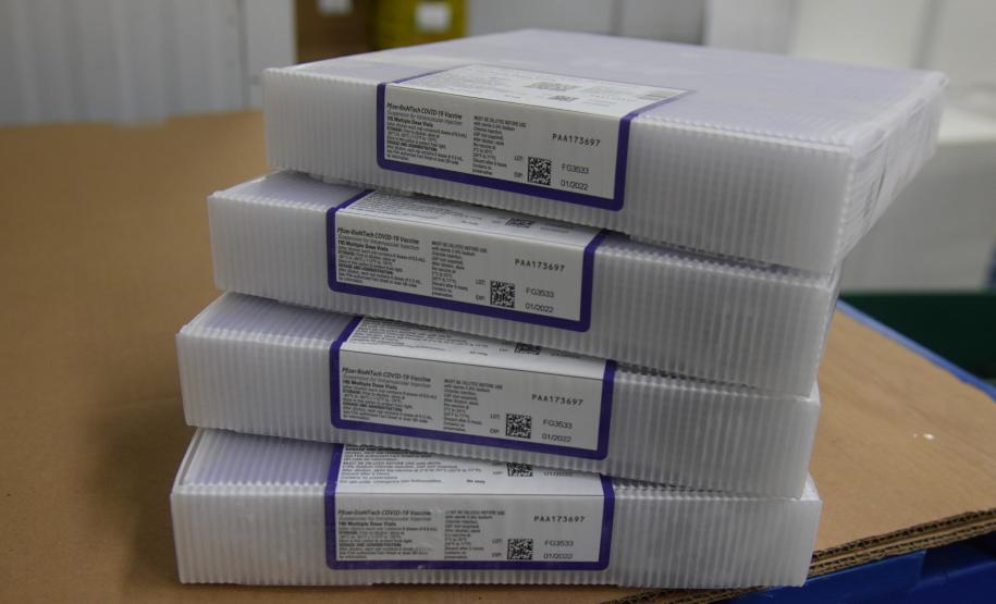 Paraná recebe novo lote de vacinas contra a Covid-19 e distribui 195,3 mil imunizantes nesta terça