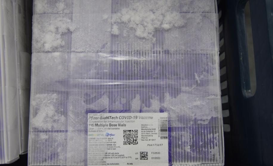 Paraná recebe novo lote de vacinas contra a Covid-19 e distribui 195,3 mil imunizantes nesta terça