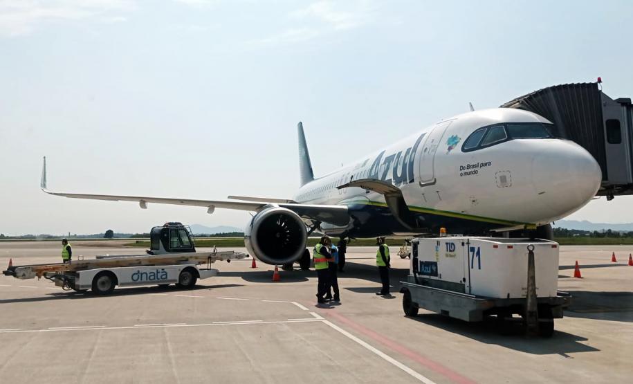 Paraná recebe novo lote de vacinas contra a Covid-19 e distribui 195,3 mil imunizantes nesta terça